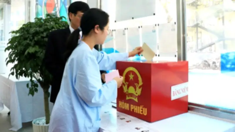 Bệnh nhân và người nhà tại Bệnh viện Phụ sản Trung ương thực hiện quyền bầu cử