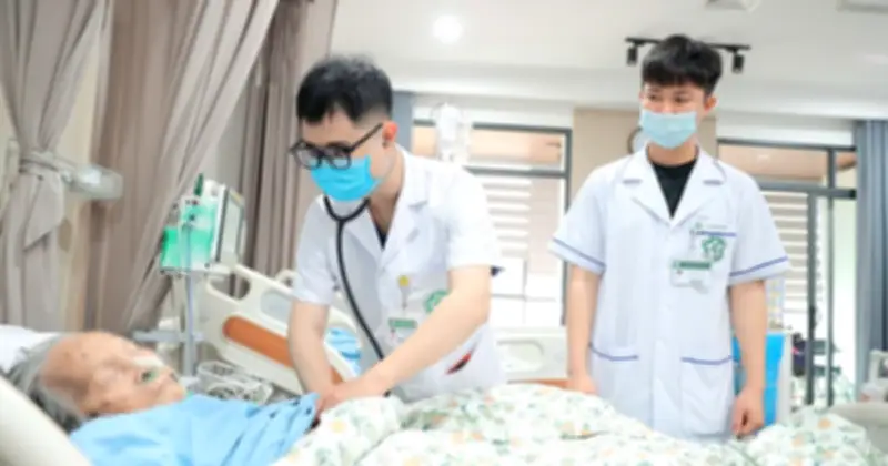 Bệnh viện Bạch Mai: Áp lực khám chữa bệnh tăng cao, yêu cầu bác sĩ nội trú tuân thủ chuẩn mực