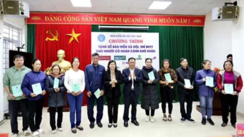 Bảo hiểm xã hội Việt Nam mở rộng an sinh, trao hàng trăm nghìn sổ và thẻ bảo hiểm