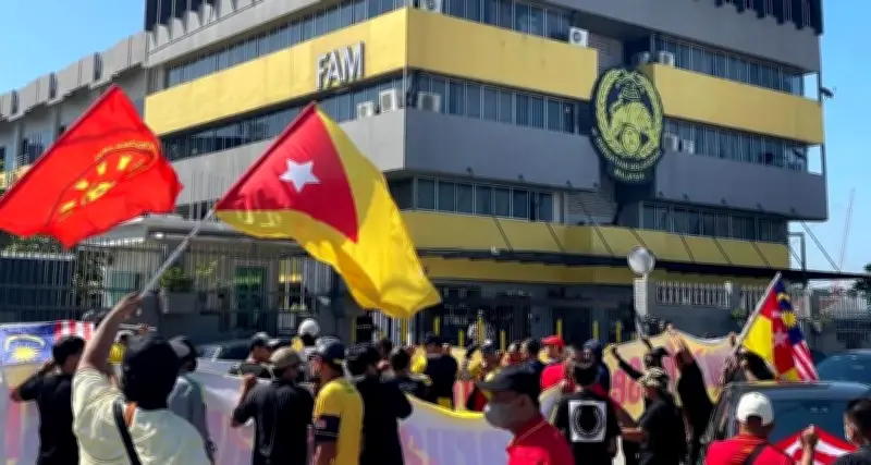 Bạo loạn CĐV Malaysia trước trụ sở FAM, cảnh sát phải can thiệp