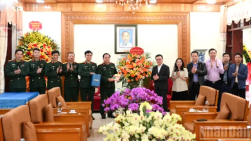 Báo Nhân Dân thăm, chúc mừng Sư đoàn 325 nhân kỷ niệm 75 năm thành lập