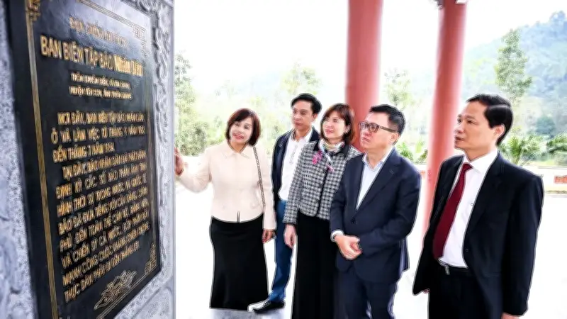 Báo Nhân Dân về nguồn: Khám chữa bệnh và trao quà cho người dân Tuyên Quang, Thái Nguyên