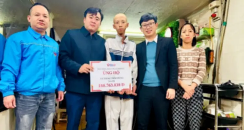 Báo VietnamNet trao hơn 188 triệu đồng hỗ trợ em Đặng Tiến Dũng bị ung thư