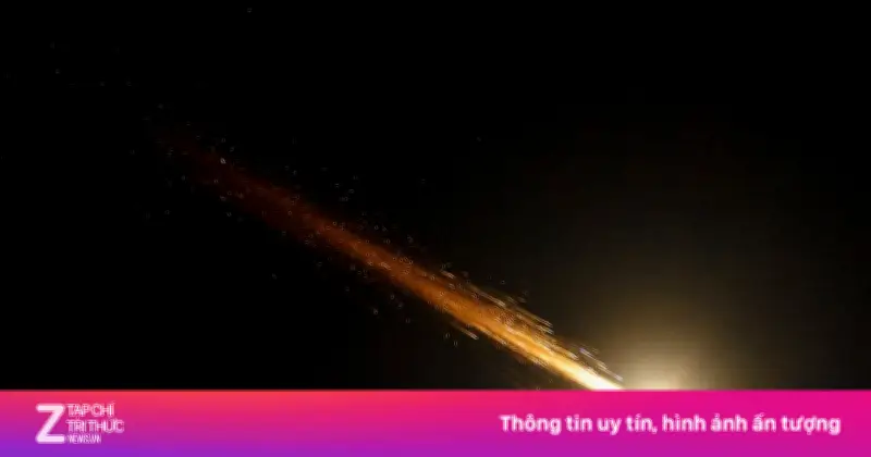 Bom Chùm Iran: Những Chấm Sáng Cam Tử Thần Trên Bầu Trời Israel