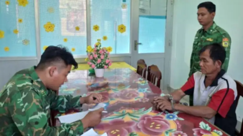 Bắt giữ ghe chở 900 lít dầu trộm cắp từ tàu cá ở Vĩnh Long