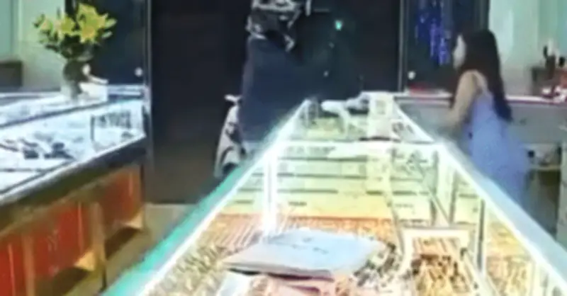 Bắt giữ đối tượng đột nhập tiệm vàng với hành vi khả nghi tại Hà Nội