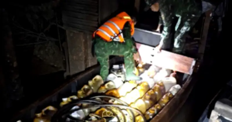 Bắt giữ nghi phạm trộm dầu tàu cá tại Vĩnh Long, thu giữ 900 lít dầu