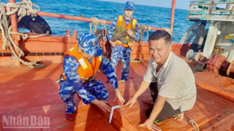 Bắt giữ tàu cá vận chuyển 50 nghìn lít dầu trái phép trên biển Tây Nam