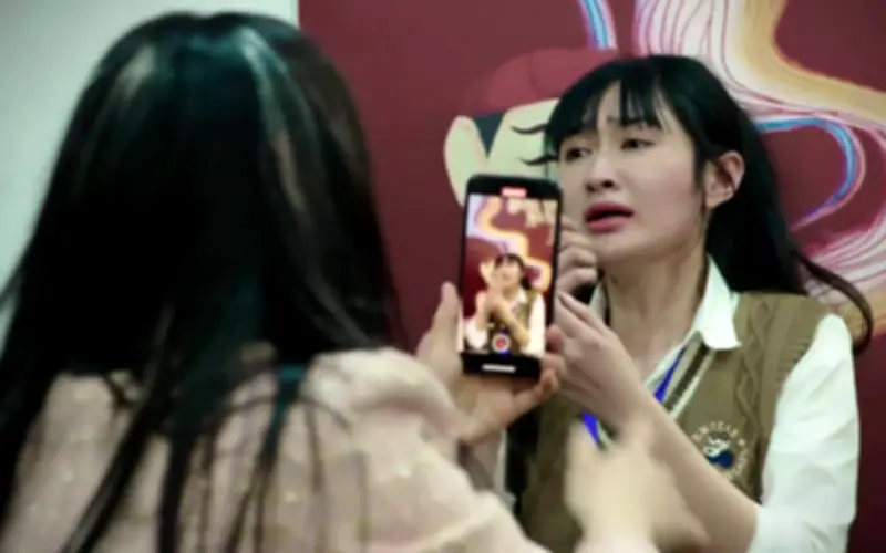 Bất Ngờ Bị Vợ Sếp Đánh Ghen, Con Gái Livestream Lên Mạng Xã Hội