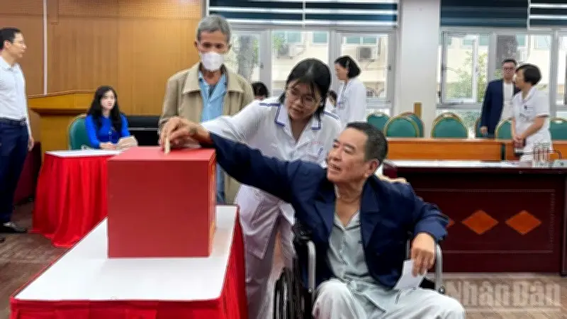 Bầu Cử Tại Bệnh Viện Bạch Mai: Cử Tri Bệnh Nhân Xúc Động Thực Hiện Quyền Công Dân