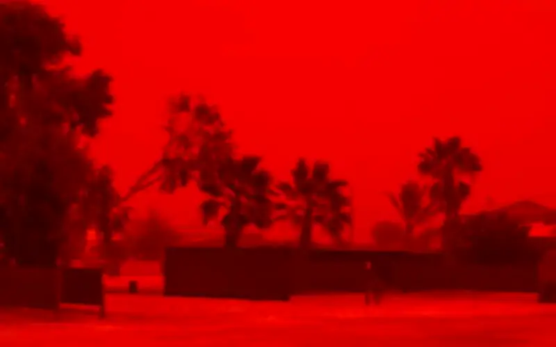 Bầu Trời Úc Chuyển Đỏ Rực Như 'Tận Thế' Trước Cơn Bão Narelle