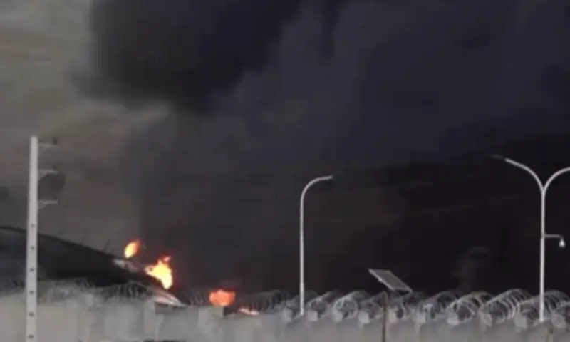 Bầu trời Tehran ngột ngạt: Khói đen từ các cơ sở dầu mỏ bị tấn công có thể chứa mazut độc hại