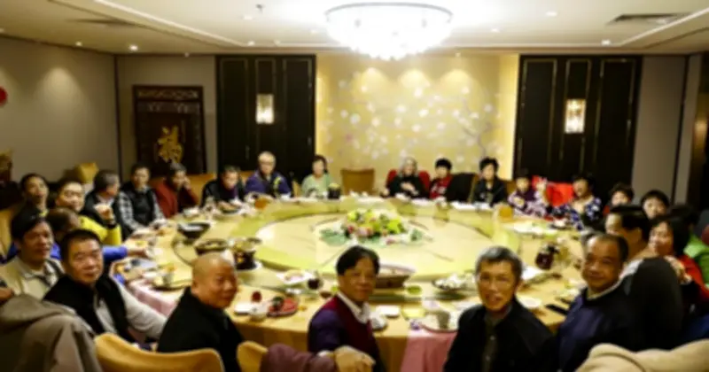 Buổi họp lớp 10 năm: Áp lực so sánh và sự giúp đỡ kín đáo từ người bạn cũ