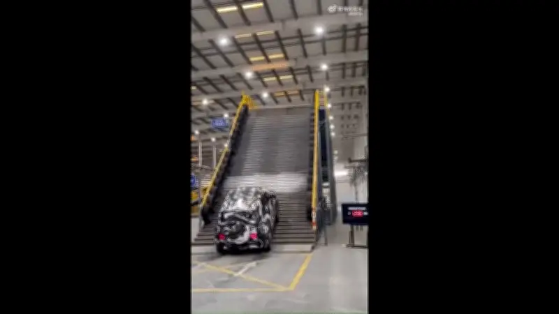 BYD Thử Nghiệm SUV YangWang U8 'Leo Núi' Trong Nhà, Mô Phỏng Cầu Thang Thiên Cấp