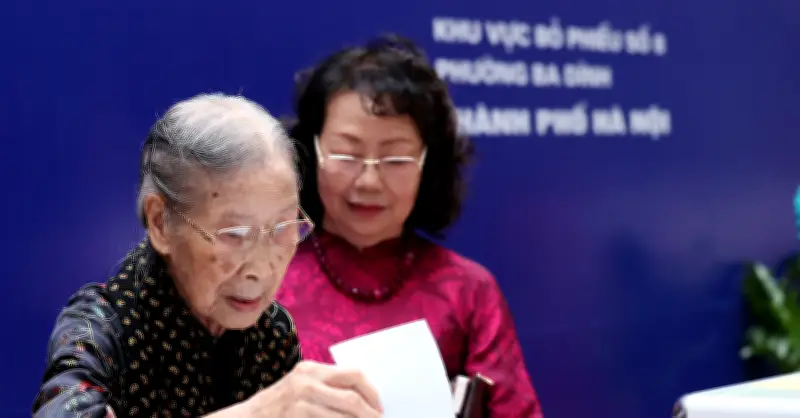 Cụ Bà 101 Tuổi Ở Hà Nội Cùng Con Cháu Đi Bỏ Phiếu Bầu Cử