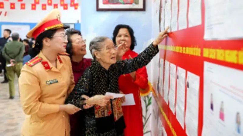 Cụ bà 101 tuổi ở Hà Nội tự tay bỏ phiếu bầu cử với sự hỗ trợ của Cảnh sát giao thông