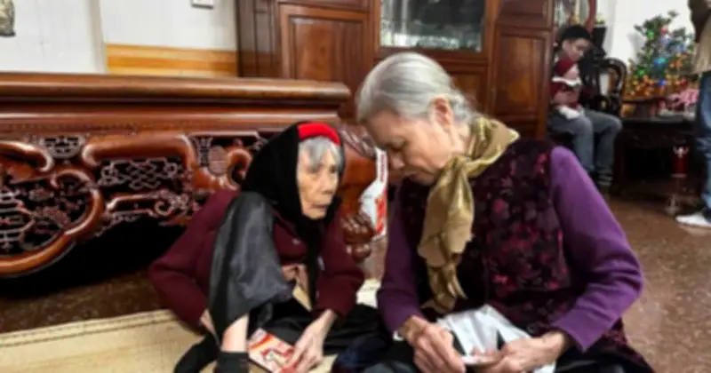 Cụ bà 101 tuổi và con gái 80 tuổi: Khoảnh khắc xúc động về tình mẫu tử