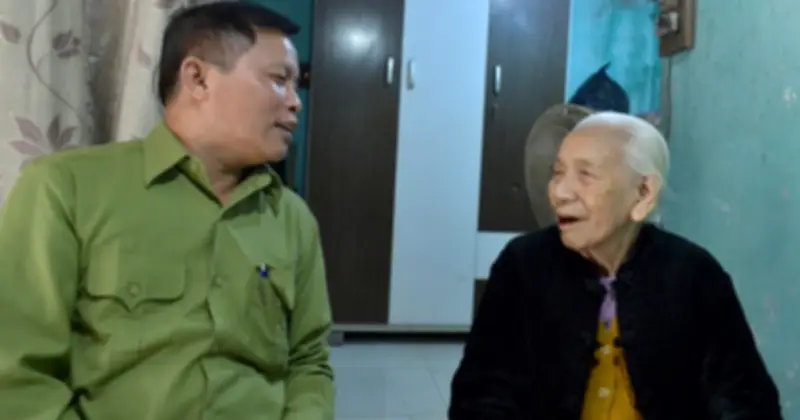 Cụ bà 104 tuổi quyết tâm chống gậy đi bầu cử tại thôn Thạch, Hà Nội