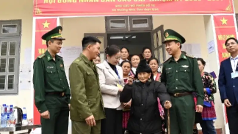 Cụ bà 107 tuổi người H'Mông là cử tri cao tuổi nhất Điện Biên đi bầu cử