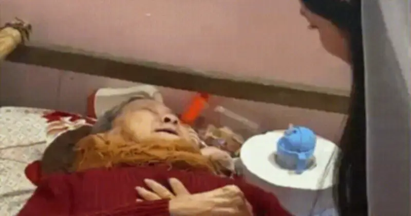 Cụ bà 90 tuổi khóc nức nở tiễn cháu gái về nhà chồng, clip gây bão mạng xã hội