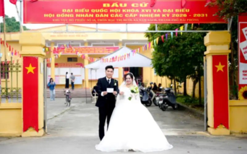Cô dâu chú rể trong trang phục cưới đi bầu cử ngày trọng đại tại Hải Phòng
