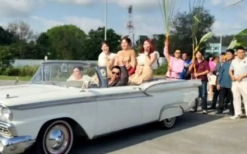 Cô dâu lái xe mui trần đêm sinh lễ, khung đèn cầu hôn gây bão mạng