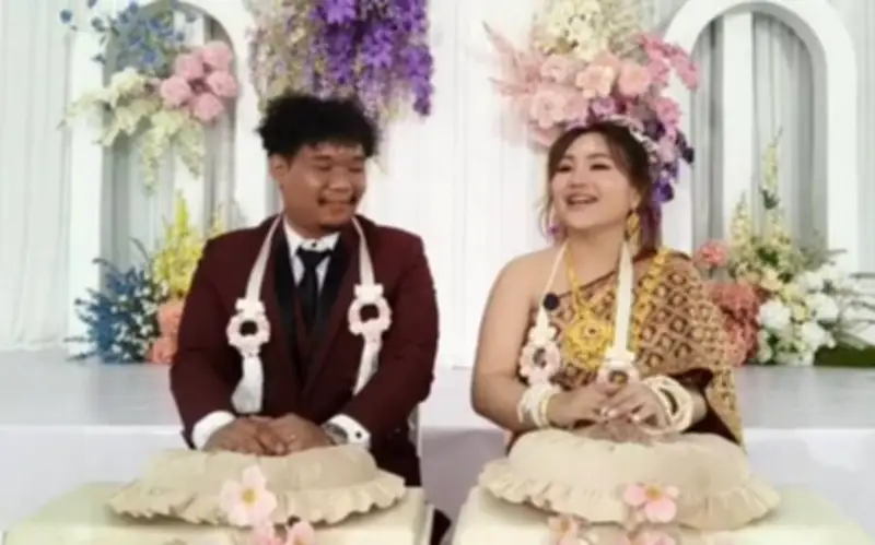 Cô dâu Thái Lan lái xe mui trần, mang 400.000 baht cầu hôn chú rể trong đám cưới độc đáo