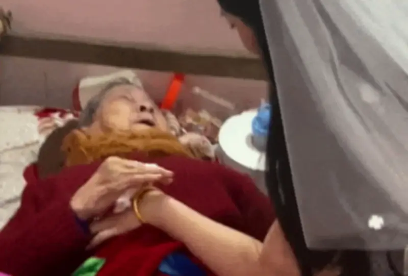 Cô dâu xúc động tạm biệt bà nội 90 tuổi trong ngày cưới