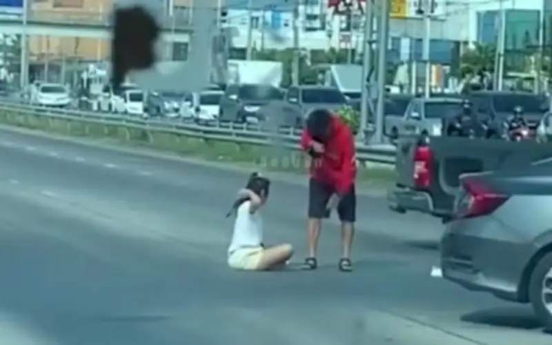 Cô gái Thái Lan nổi giận giữa ngã tư, ném giày suýt trúng xe máy