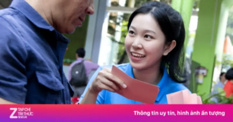 Cô giáo Gen Z nhiệt huyết hỗ trợ ngày bầu cử tại TP.HCM