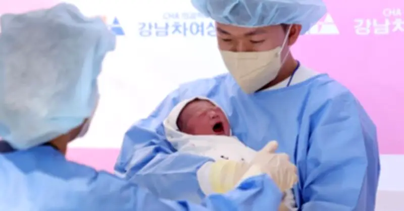 Cả làng An Mỹ mừng vỡ òa chào đón em bé đầu tiên sau 17 năm