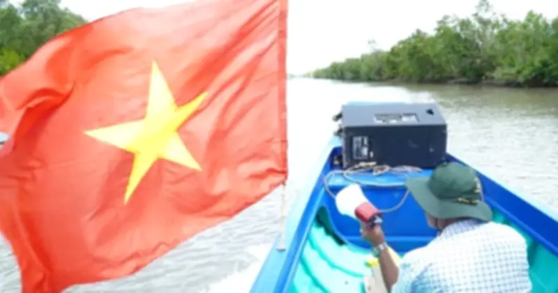 Cà Mau: Dùng vỏ lãi gắn loa tuyên truyền bầu cử cho dân vùng sông nước