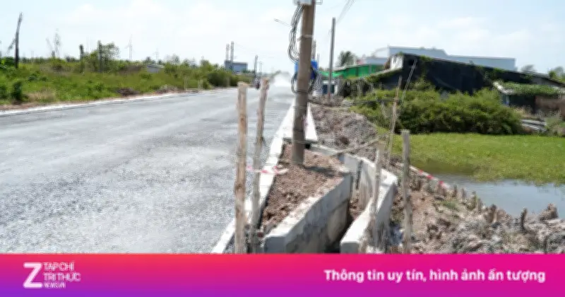 Cà Mau: Đường 1,8 km có 36 đoạn rãnh nước uốn cong để tránh cột điện