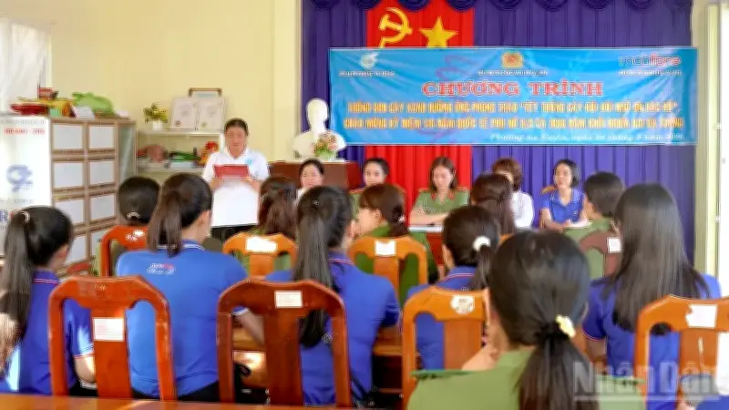 Cà Mau: Phụ nữ Công an trồng cây hưởng ứng Tết trồng cây và kỷ niệm 8/3