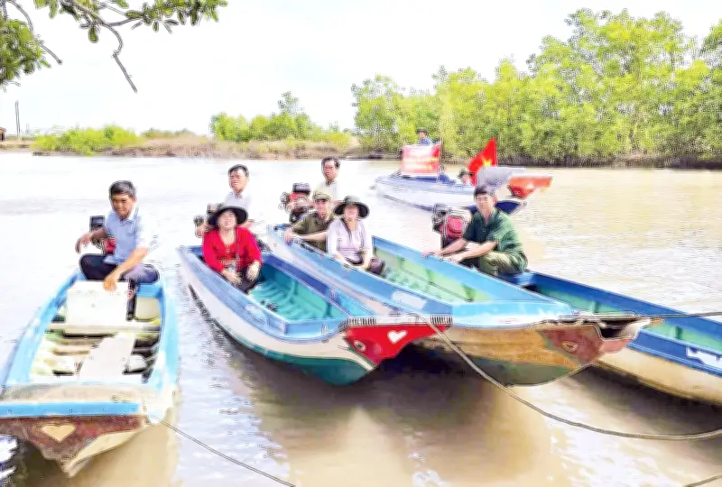 Cà Mau: Vượt khó sông nước, đưa thông tin bầu cử đến từng hộ dân vùng ven biển
