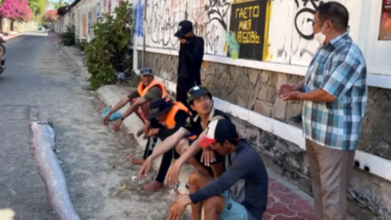 Cá mái chèo hiếm dạt bờ Mũi Né, ngư dân tổ chức an táng theo phong tục