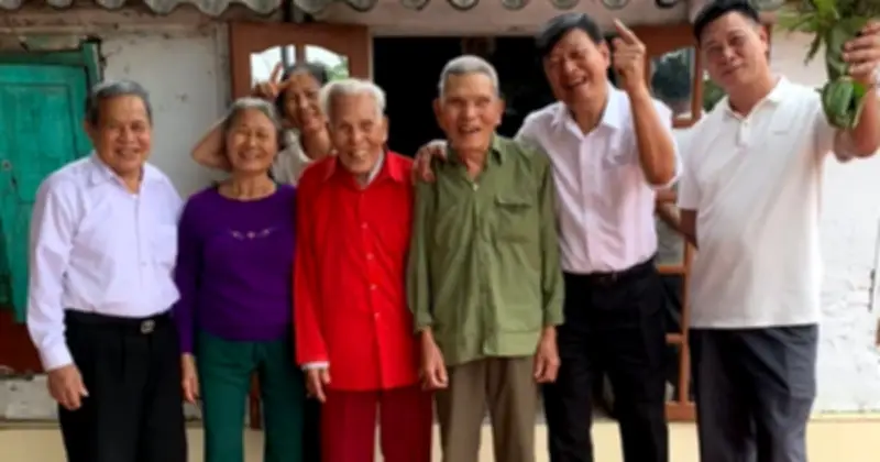 Cụ ông 102 tuổi vỡ òa hạnh phúc khi gặp lại em trai sau 3 năm xa cách