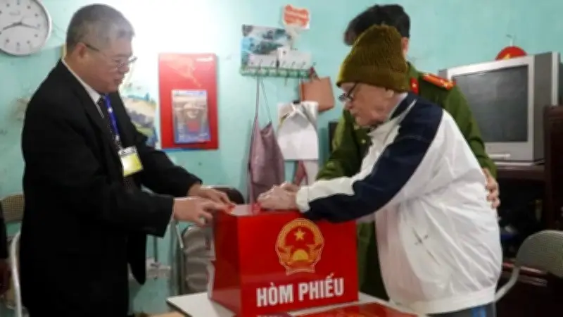 Cụ ông 106 tuổi tại Thái Nguyên tham gia bầu cử sau 80 năm, kể lại kỷ niệm gặp Bác Hồ