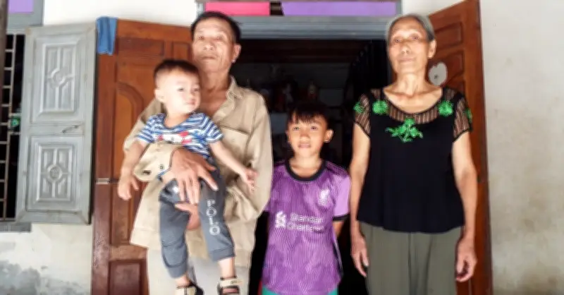 Cụ ông 70 tuổi gồng mình nuôi vợ bệnh tật, chăm 3 cháu nhỏ bơ vơ