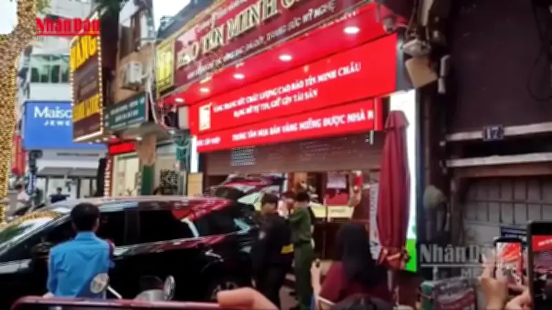Cơ quan chức năng tạm giữ nhiều tài liệu tại cửa hàng vàng Bảo Tín Minh Châu