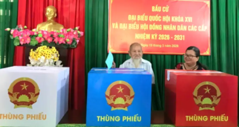 Cử Tri 101 Tuổi Tự Chạy Xe Máy Đến Điểm Bầu Cử, Truyền Cảm Hứng