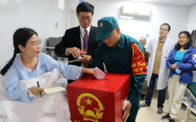 Cử Tri Bỏ Phiếu Ngay Tại Giường Bệnh: Xúc Động Trong Ngày Hội Non Sông