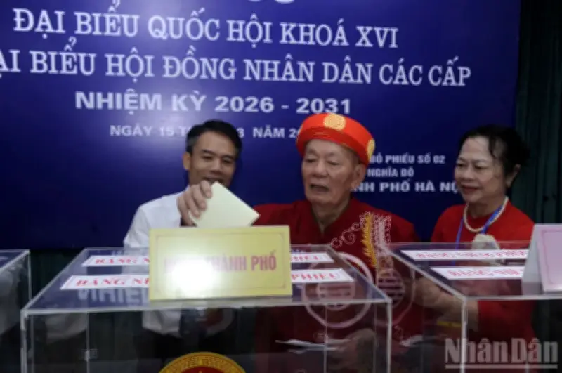 Cử Tri Cao Tuổi Xúc Động Thực Hiện Quyền Bầu Cử Trong Ngày Hội Toàn Dân