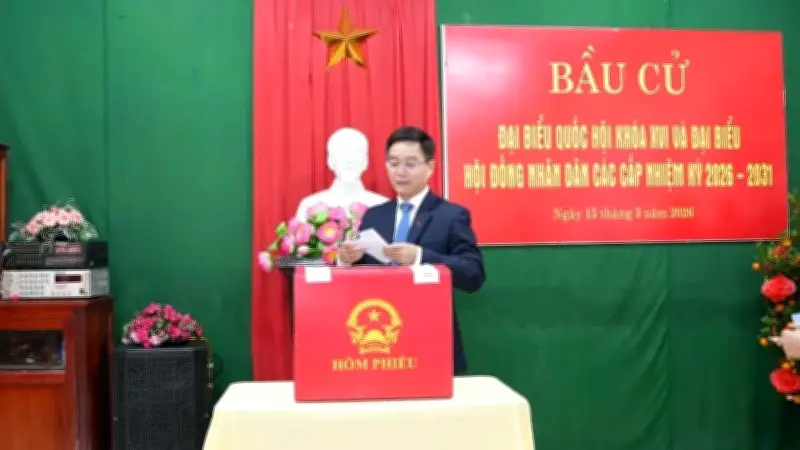 Cử tri Huế hào hứng thực hiện quyền bầu cử Quốc hội và Hội đồng nhân dân