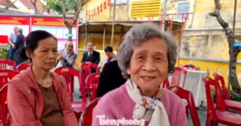 Cử Tri Đà Nẵng Hân Hoan Đến Sớm Tham Gia Ngày Hội Bầu Cử Quốc Gia