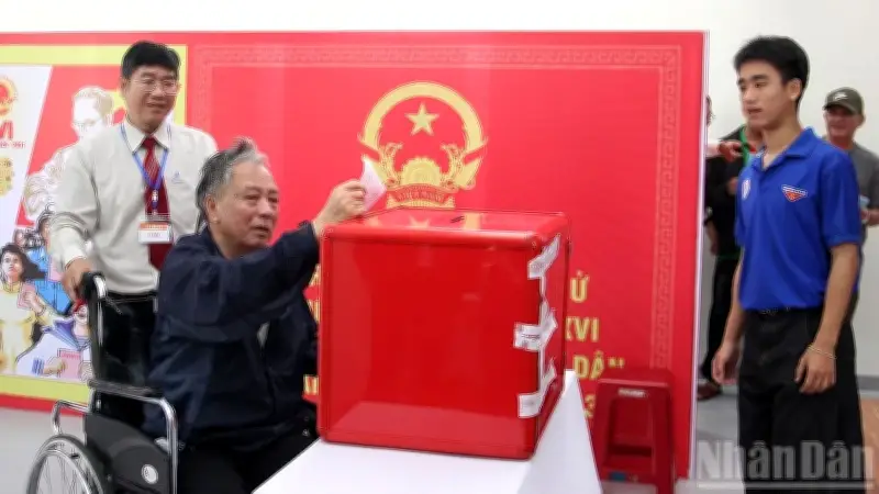 Cử Tri Đà Nẵng Kiên Cường Bỏ Phiếu Dù Bị Đột Quỵ Liệt Nửa Người