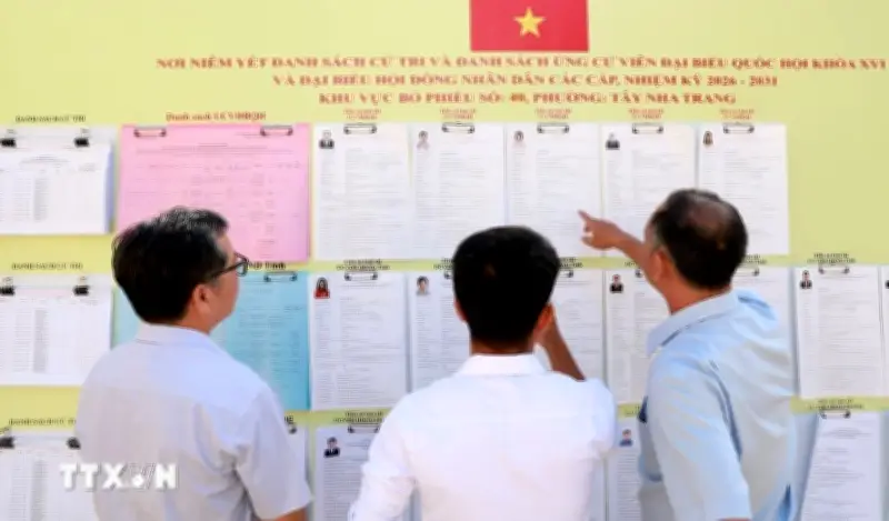 Cử Tri Sôi Nổi Tiếp Xúc Ứng Cử Viên Trước Ngày Bầu Cử Quốc Hội Khóa XVI