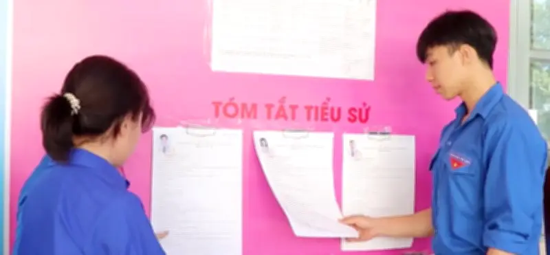 Cử tri trẻ háo hức thực hiện quyền công dân trong cuộc bầu cử Quốc hội khóa XVI