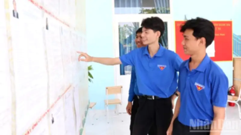 Cử Tri Trẻ Khánh Hòa Hào Hứng Với Lá Phiếu Đầu Đời Trong Ngày Hội Bầu Cử