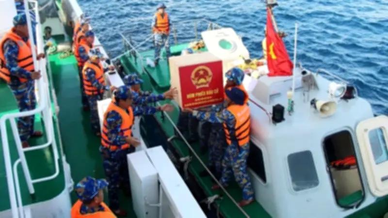 Cử Tri Trường Sa Thực Hiện Quyền Bầu Cử Giữa Biển Khơi